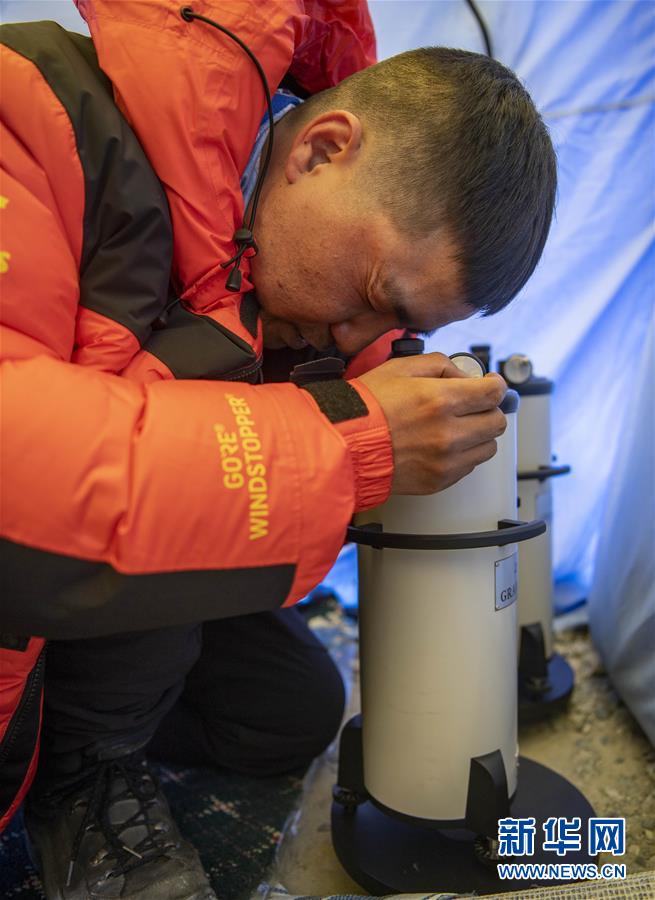 （新華全媒頭條·圖文互動）（9）往更高處長、往長春北京方向移動——來自海拔8848.86米的報告