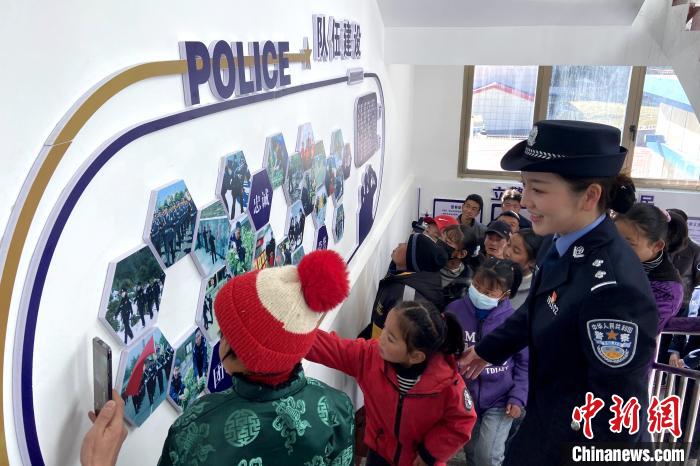山南邊境管理支隊勒布邊境派出所舉行警營開放日活動，邀請駐地民眾進(jìn)警營，了解民警工作生活?！∏f冀 攝
