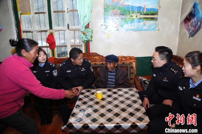 亞東出入境邊防檢查站民警走訪慰問轄區(qū)困難群眾?！堄陱?qiáng) 攝