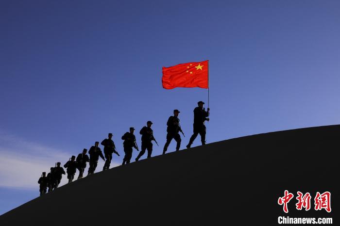 日喀則邊境管理支隊幾腳橋邊境檢查站民警在轄區(qū)開展巡邏工作?！↓埿▲P 攝