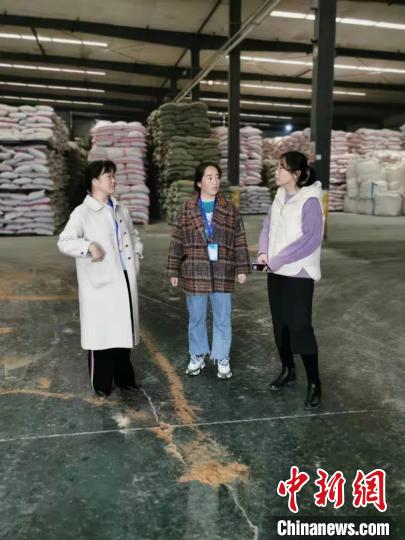 圖為次仁措姆(中)正在開展街道工作。<a target='_blank' ><p  align=