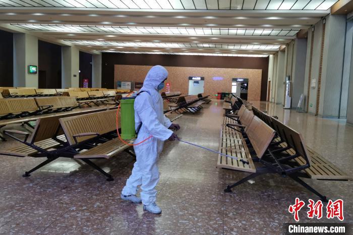 圖為拉薩車站工作人員在候車室進(jìn)行消毒?！±詈Ｐ?攝