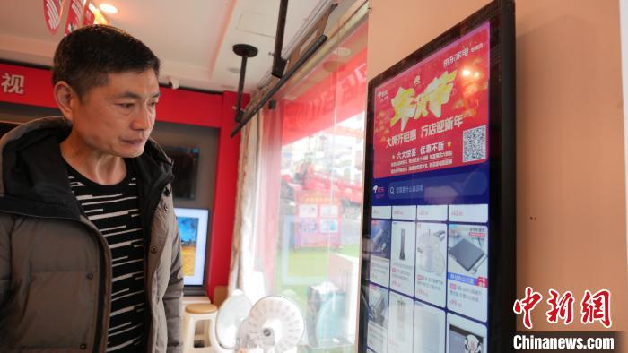 圖為店內(nèi)放置的可在線選購商品的觸摸電子展示屏?！≈x牧 攝