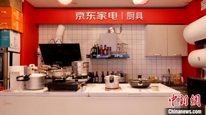 圖為店內(nèi)部分商品展示?！≈x牧 攝