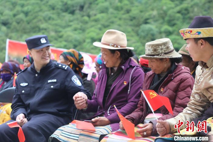 圖為李陽副所長(前排左一)與卓嘎、央宗姐妹共同參加愛國主義教育活動。　德吉 攝