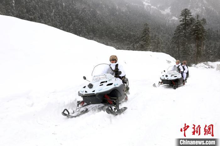圖為雪地摩托車(chē)開(kāi)路?！⊙鸩?攝
