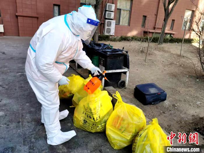 給垃圾做消殺。　鐵西區(qū)委宣傳部 攝