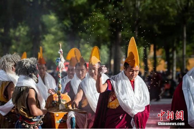 資料圖：扎什倫布寺跳神活動(dòng)結(jié)束后，僧眾依次拋撒“切瑪”盒中的青稞祈福。<a target='_blank' ><p  align=