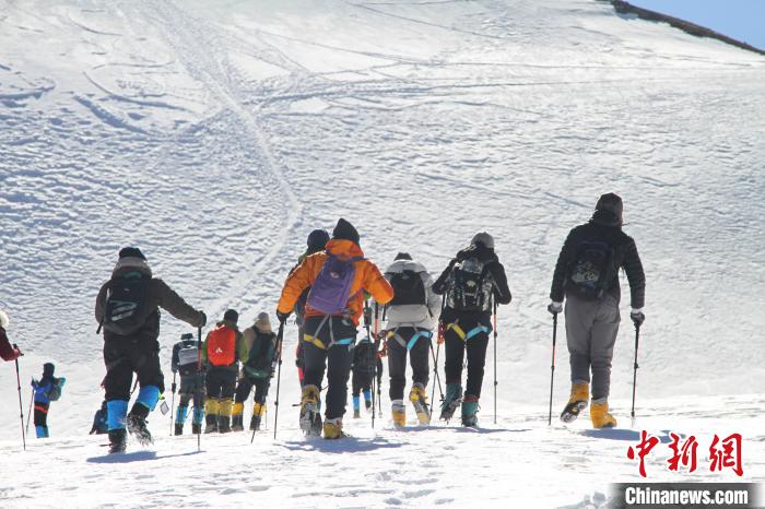 圖為2019年，普通民眾在洛堆峰體驗(yàn)登雪山活動(dòng)。資料圖 趙朗 攝