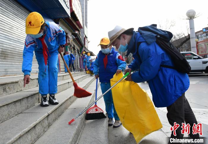 圖為拉薩市小學(xué)生打掃街道?！∝暩聛硭?攝