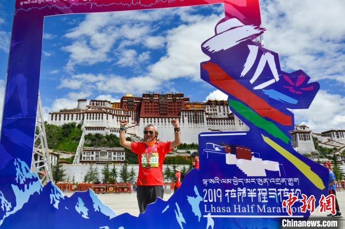 資料圖為2019年8月18日，拉薩舉行半程馬拉松賽?！〗w波 攝