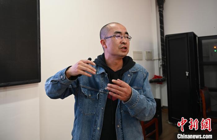 圖為西藏大學(xué)教授寧長春授課宣講。