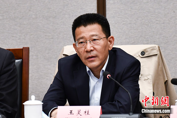 5月16日，由中國社會科學(xué)院西藏智庫、中國社會科學(xué)院民族學(xué)與人類學(xué)研究所主辦的第五屆西藏智庫國際論壇在北京舉行。中國社會科學(xué)院副院長王靈桂在致辭中表示，今年是西藏和平解放70周年，西藏人民團結(jié)奮斗，把貧窮落后的舊西藏建設(shè)成經(jīng)濟發(fā)展、文化繁榮、社會進步、環(huán)境良好、生活幸福的社會主義新西藏，西藏歷史上第一次徹底消滅了絕對貧困，同全國人民一起，西藏各族人民已經(jīng)走進全面建成小康社會的新時代，進入歷史發(fā)展的新坐標。 <a target='_blank' ><p  align=