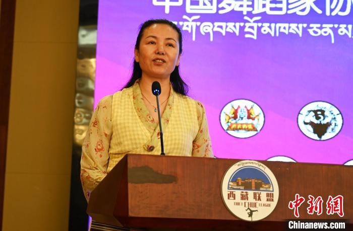 圖為西藏自治區(qū)舞蹈家協(xié)會主席達娃拉姆致辭?！≮w朗 攝