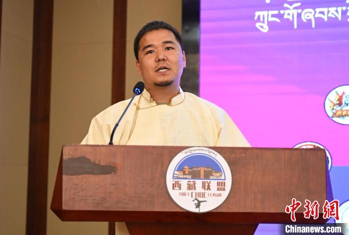 圖為西藏街舞聯(lián)盟常務副主任朗卡旺青致辭?！≮w朗 攝
