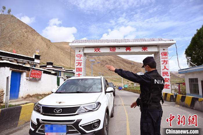 圖為移民管理警察示意司機停車接受檢查?！≮w朗 攝