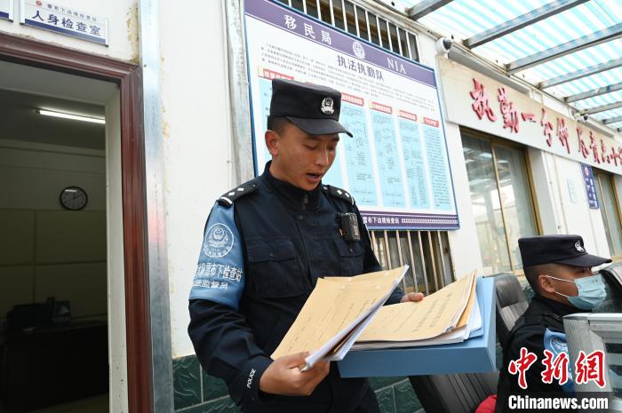 圖為洛桑朗嘎向記者展示卷宗?！≮w朗 攝