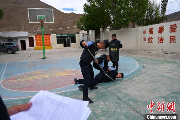 圖為移民管理警察進行警務(wù)技能考核?！≮w朗 攝