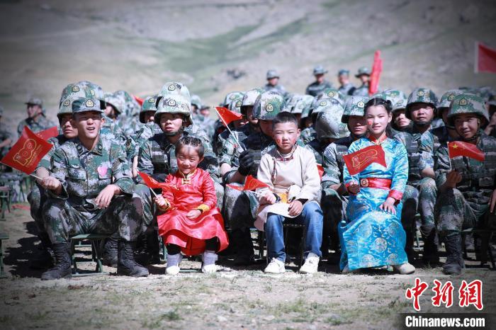 圖為駐地小朋友參加此次活動?！?普布扎西 攝