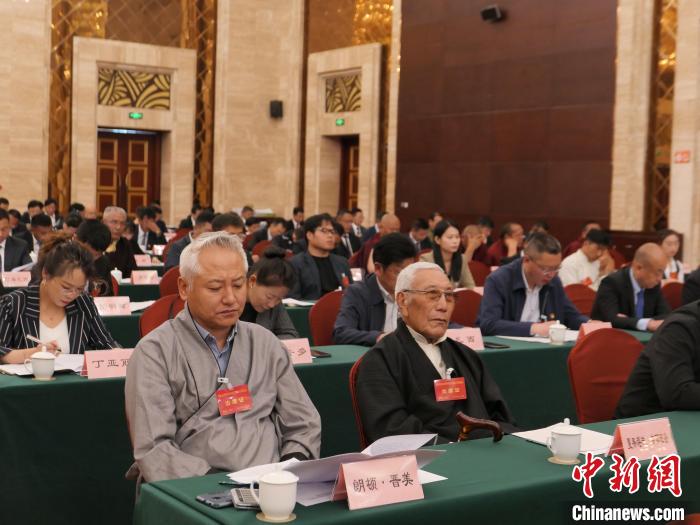 圖為西藏自治區(qū)各族各界慶祝中國共產(chǎn)黨成立100周年座談會現(xiàn)場?！≈x牧 攝