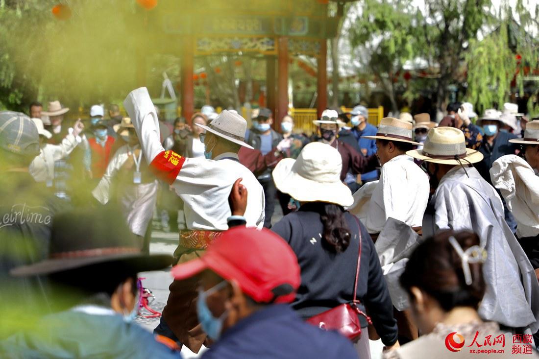 拉薩市民在宗角祿康公園跳鍋莊舞。人民網(wǎng) 次仁羅布攝