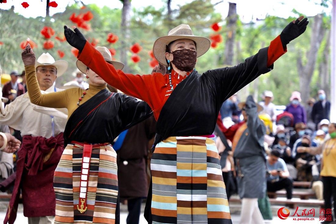 拉薩市民在宗角祿康公園跳鍋莊舞。人民網(wǎng) 次仁羅布攝