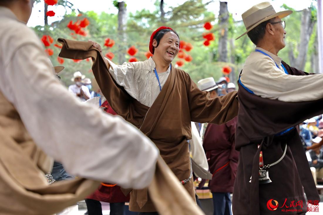 拉薩市民在宗角祿康公園跳鍋莊舞。人民網(wǎng) 次仁羅布攝