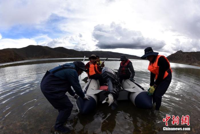 圖為科考隊員準備乘快艇前往浪錯湖中心開展科考作業(yè)。 <a target='_blank' ><p  align=