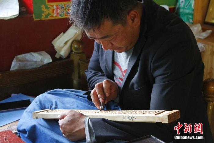 圖為7月14日，普松雕刻技藝傳承人嘎瑪曲扎正在家中進行創(chuàng)作。 <a target='_blank' ><p  align=