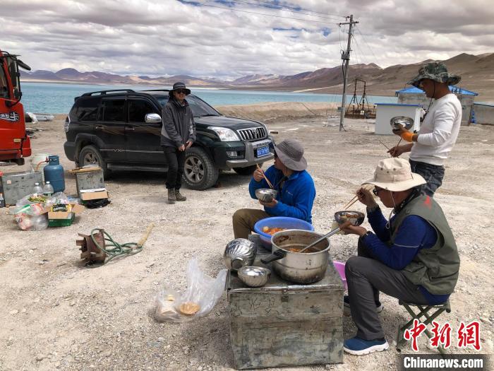 在“世界屋脊”上作業(yè)，中國科考隊員衣、食、住、行有何特色？