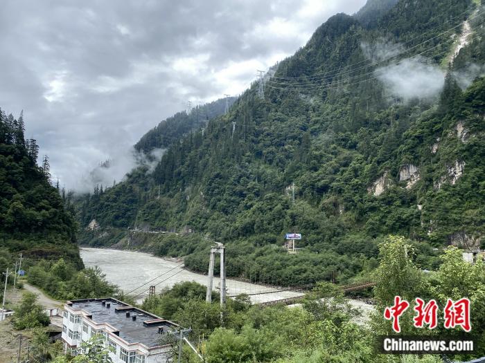 險(xiǎn)山急流中的兩座橋。彭寧鈴 攝