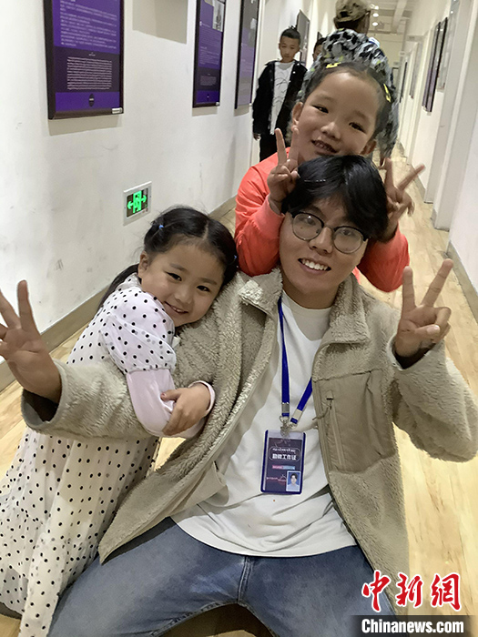“Z世代”旦真旺加認(rèn)為，拉薩是一座開放與包容的城市，記憶中的拉薩是彩色的。2021年，旦真旺加從浙江大學(xué)漢語言文學(xué)專業(yè)畢業(yè)后，他選擇回到拉薩，成為一名漢語文實(shí)習(xí)助教。圖為8月4日，旦真旺加在課間陪學(xué)生玩耍。 <a target='_blank' ><p  align=
