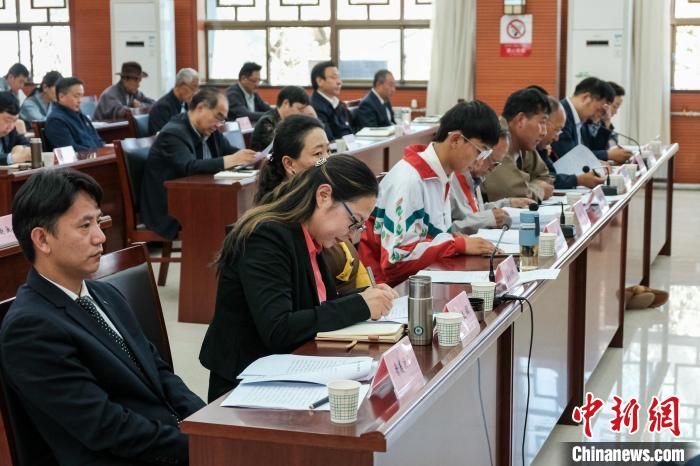 圖為8月10日座談會(huì)現(xiàn)場(chǎng)，左一為歸國(guó)定居藏胞晉美次旦?！〗w波 攝