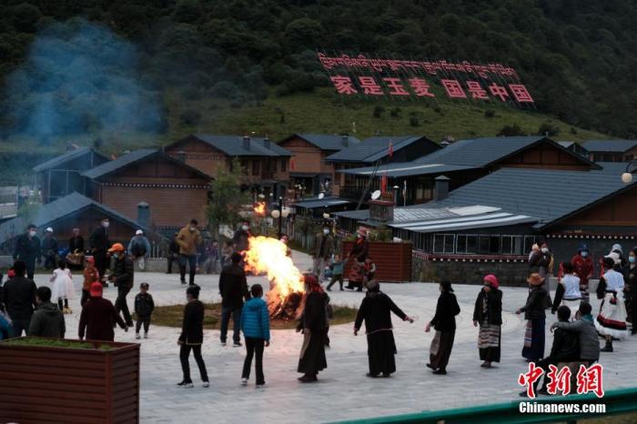 圖為8月5日，玉麥鄉(xiāng)民眾在鄉(xiāng)里跳鍋莊舞，從前的“三人鄉(xiāng)”熱鬧起來了。 <a target='_blank' ></p><p  align=