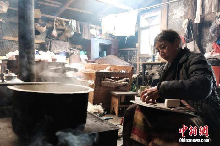圖為8月6日，60歲的卓嘎在玉麥鄉(xiāng)牧場(chǎng)放牧點(diǎn)制作奶渣。 <a target='_blank' ></p><p  align=