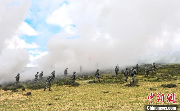 近萬(wàn)精兵列陣西藏軍區(qū)組織“雪域使命-2021”演習(xí)