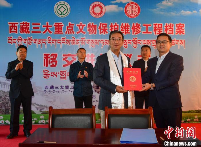圖為西藏三大重點文物保護維修工程檔案移交進館儀式現(xiàn)場?！∝暩聛硭?攝