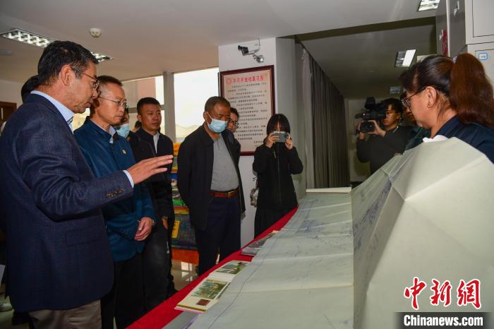圖為參加西藏三大重點文物保護維修工程檔案移交進館儀式人員參觀布達拉宮手繪圖紙。　貢嘎來松 攝