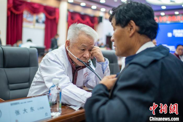 圖為專家團隊在日喀則市開展義診活動?！〉┰雠?攝