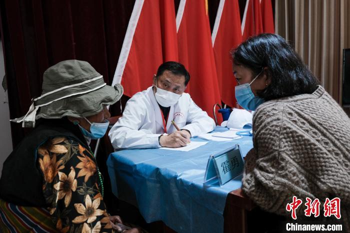 北京大學第一醫(yī)院教授、主任醫(yī)師霍勇在義診現(xiàn)場接診?！〗w波 攝