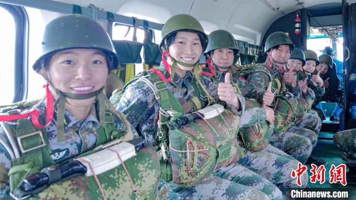 圖為女兵們?cè)谥鄙龣C(jī)上準(zhǔn)備跳傘?！⊥跏鰱| 攝