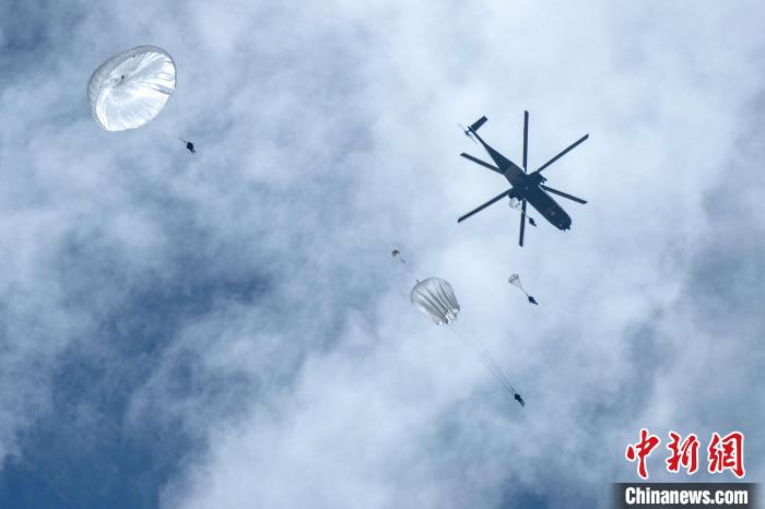 圖為傘降女兵在空中開(kāi)傘?！⊥跏鰱| 攝
