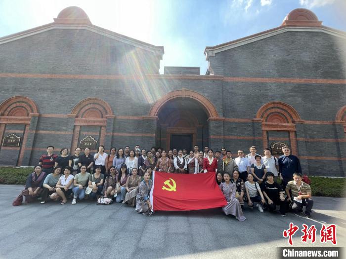 參觀中共一大、二大會址，學員們回顧了中國共產(chǎn)黨百年大黨的革命歷程?！∪A東師大供圖