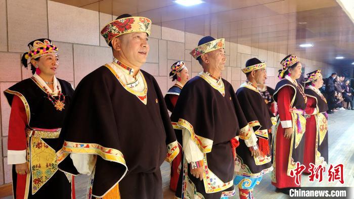 圖為西藏老年舞蹈隊(duì)在后臺(tái)準(zhǔn)備上場(chǎng)?！∝暽＠?攝