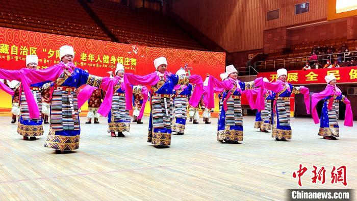 圖為西藏老年舞蹈隊(duì)伍齊跳傳統(tǒng)鍋莊舞?！∝暽＠?攝