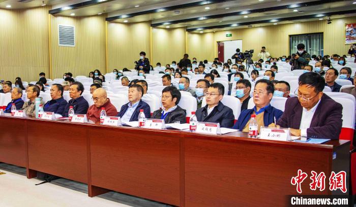 圖為與會專家學者聽會?！钪覍?攝