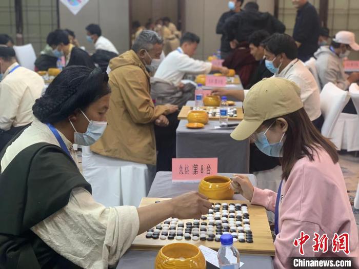 圖為參賽選手正在進(jìn)行藏棋對弈。　謝牧 攝