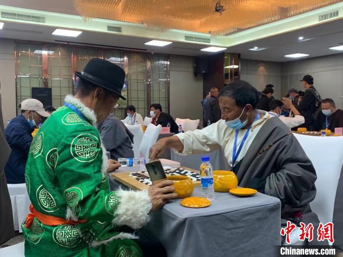 圖為參賽選手正在進(jìn)行藏棋對弈?！≈x牧 攝