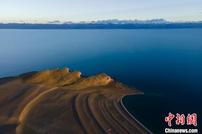 圖為著名的西藏“天湖”納木錯風(fēng)光，遠處為念青唐古拉雪山?！〗w波 攝