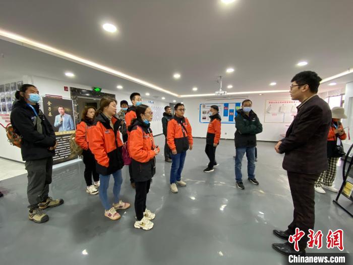 圖為2021瀾湄萬里行中外媒體在昌都新區(qū)采訪?！±罱瓕?攝